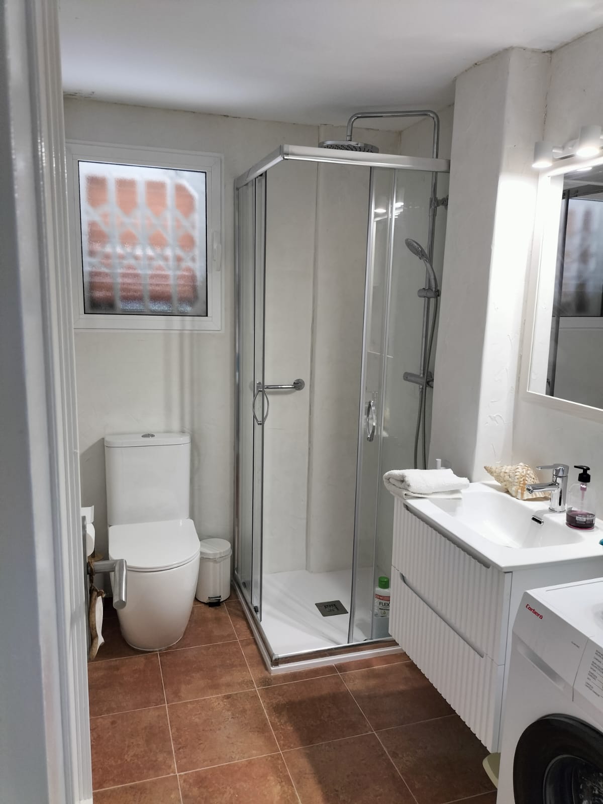 JR 1211 bathroom
